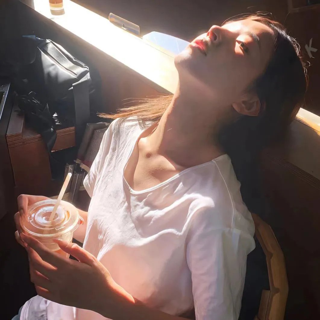 穿黄睡衣的女孩
